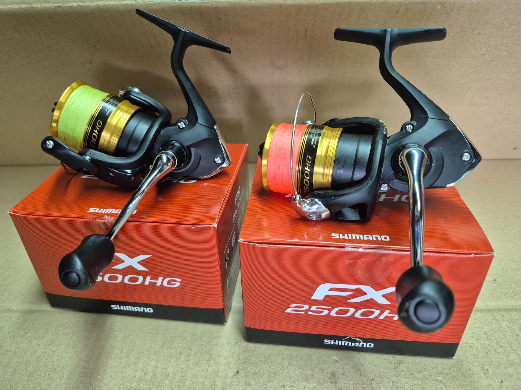 Tamburi & Mulinelli: 2 x SHIMANO FX HG 2500 mit Schnur – Nuovo e nell'imballaggio originale da Bigenthal venduto da FSB1