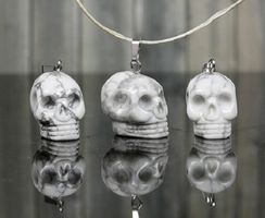 Totenkopf Anhänger echter Magnesit ca 1,5 x 1,4 cm groß