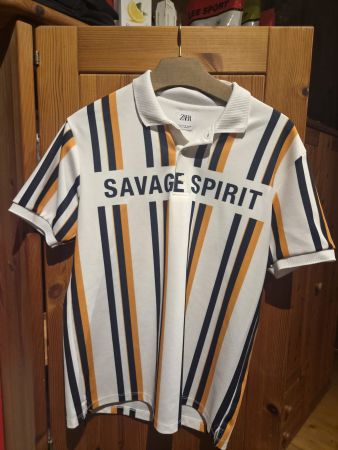 Zara Polo Shirt „SAVAGE SPIRIT“ (Grösse M) – Gestreift