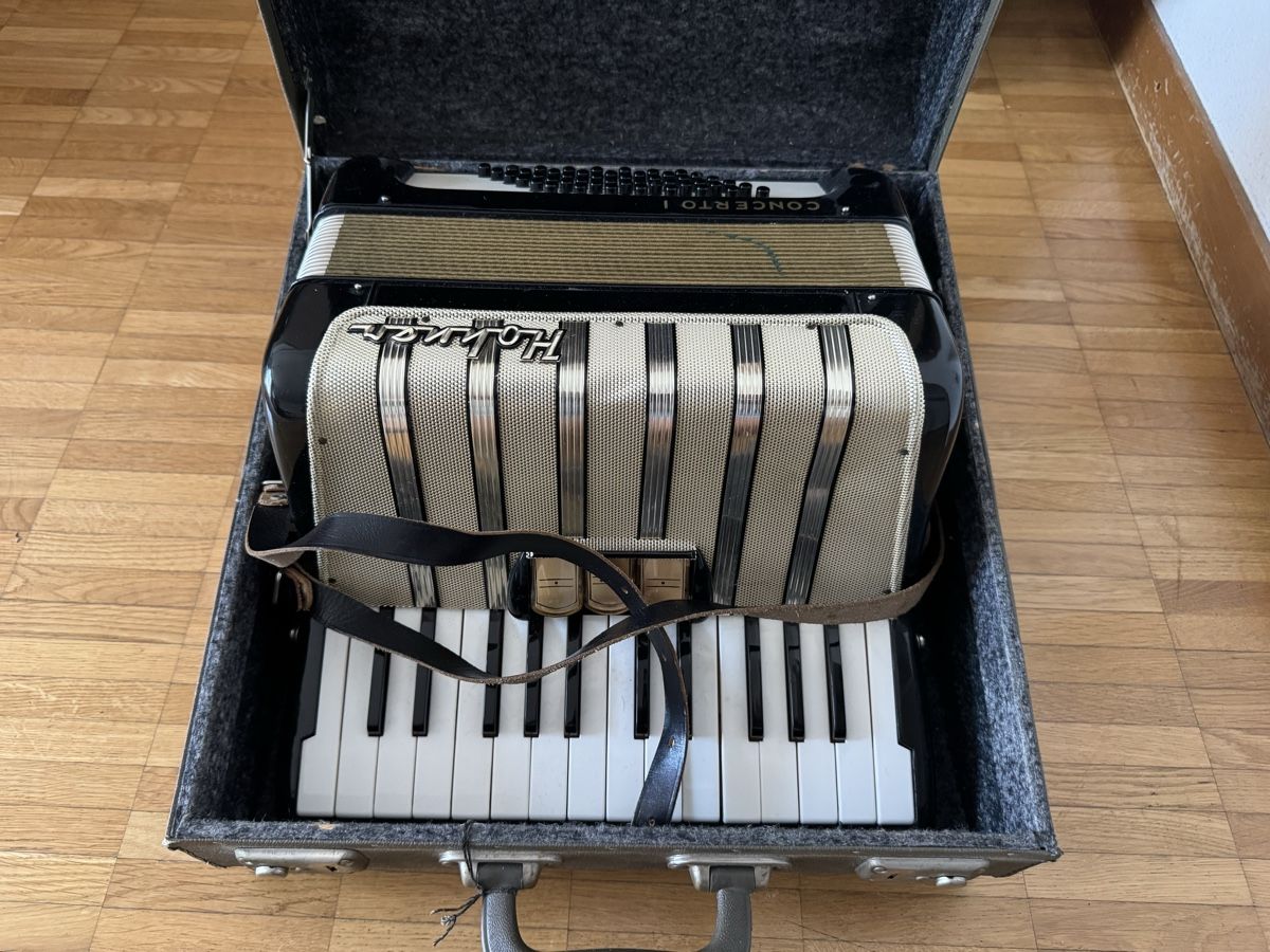 Hohner Musikinstrumente: Hohner concerto 1 Handarmonika – Gebraucht aus Zunzgen von milesdavis76