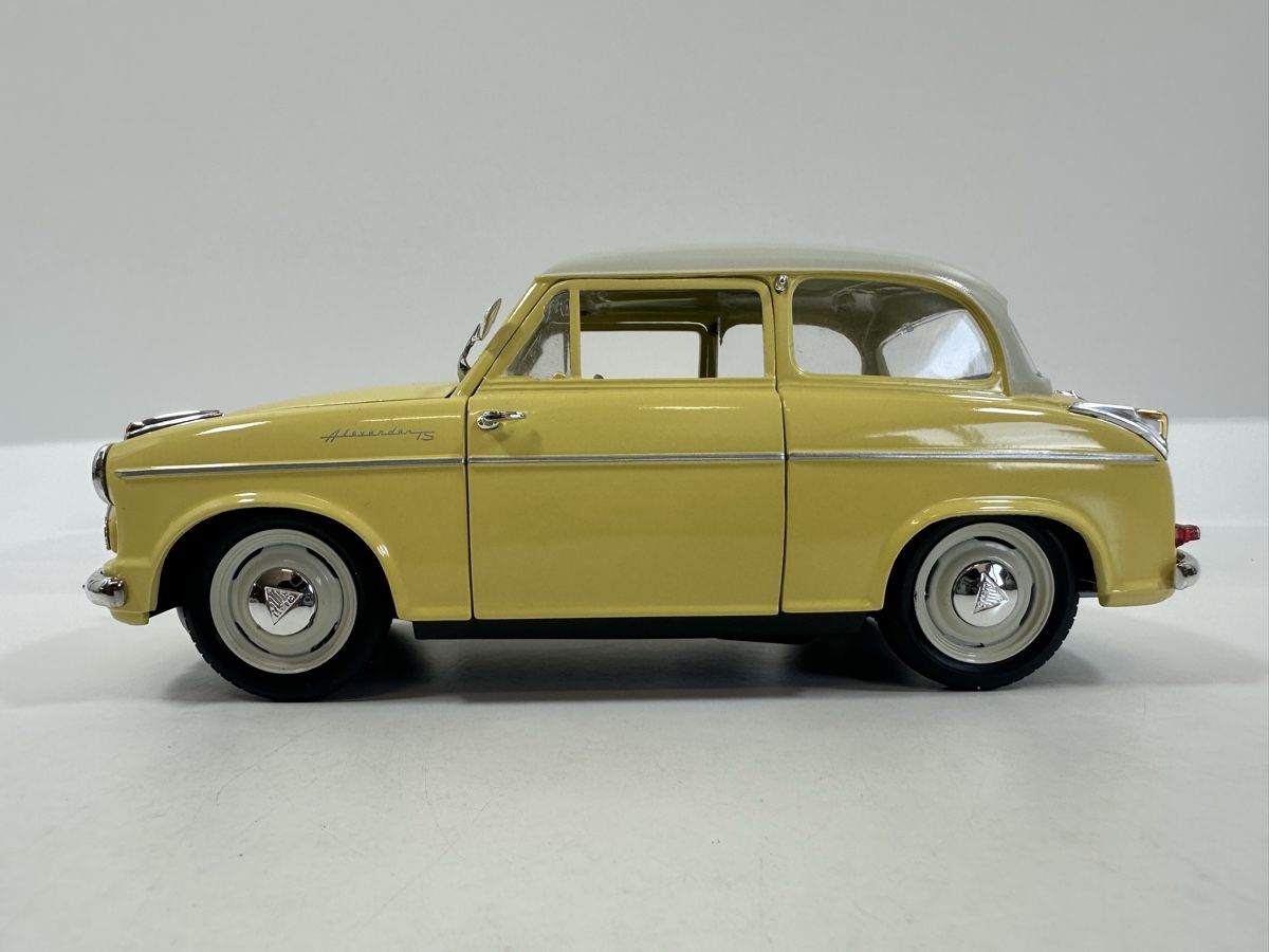 Revell Modellini d'auto: Lloyd Alexander TS 1:18, gelb, REVELL – Usato da Zofingen venduto da rf9_x2xt 2