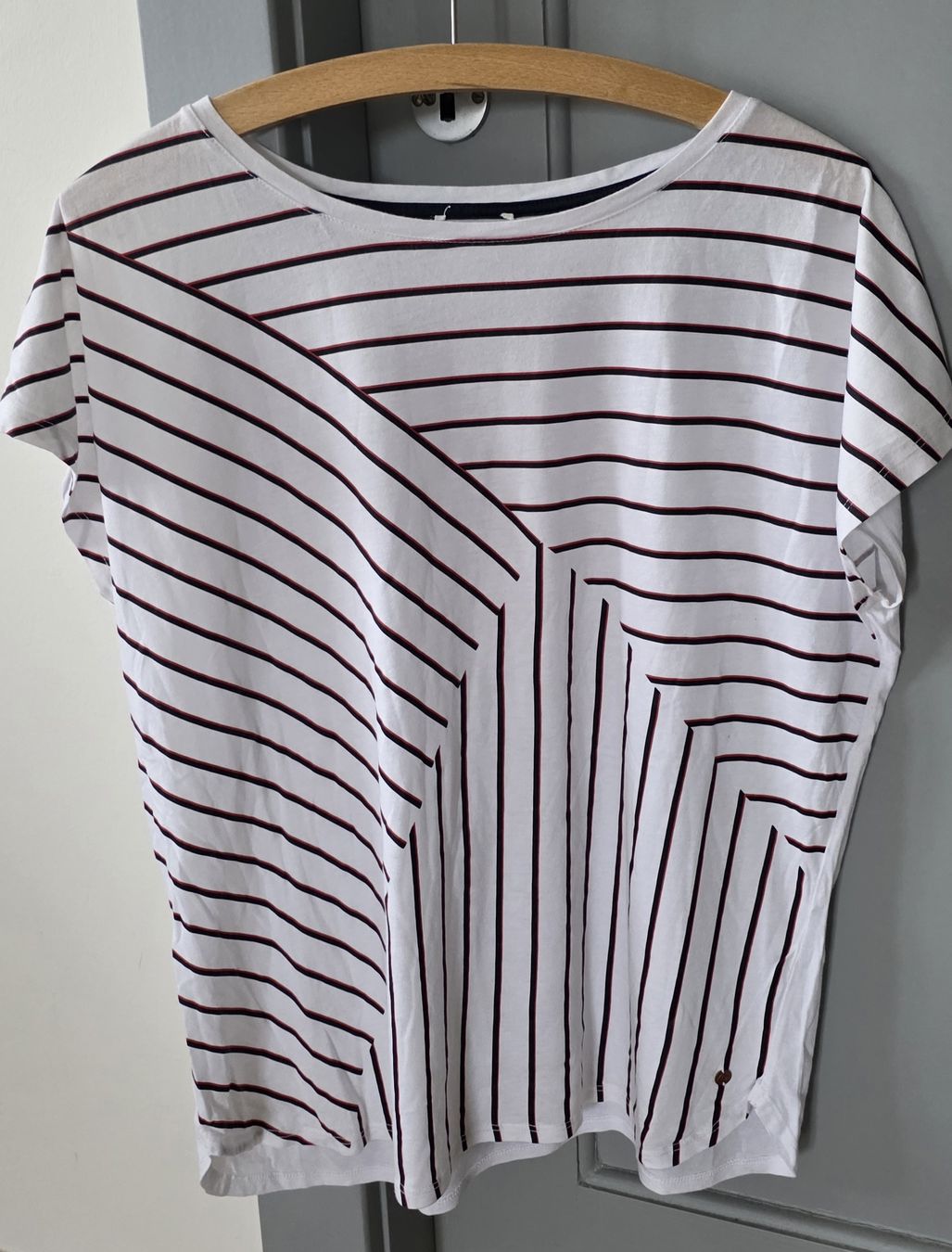T-shirt: Tshirt Blanc rayures – Usato da Yverdon-les-Bains venduto da van_dq65