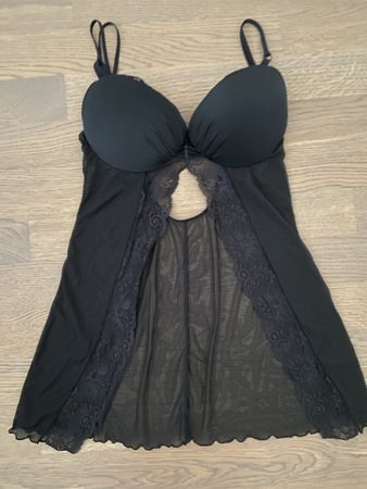 Reizvolles Negligee, Schwarz mit Spitze, Gr. S/80C
