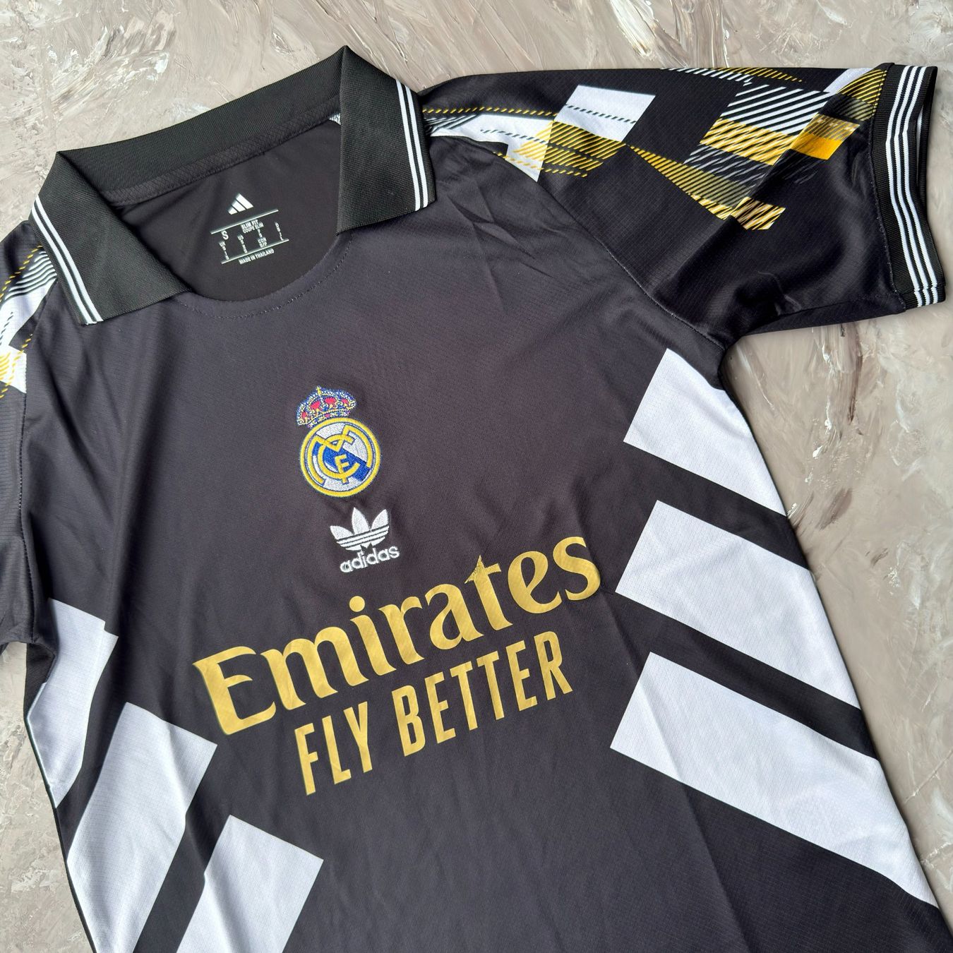 Canottiere & Pantaloni: Maillot Real Madrid Noir & Or – Usato da Thônex venduto da Suisse.Shopping 1