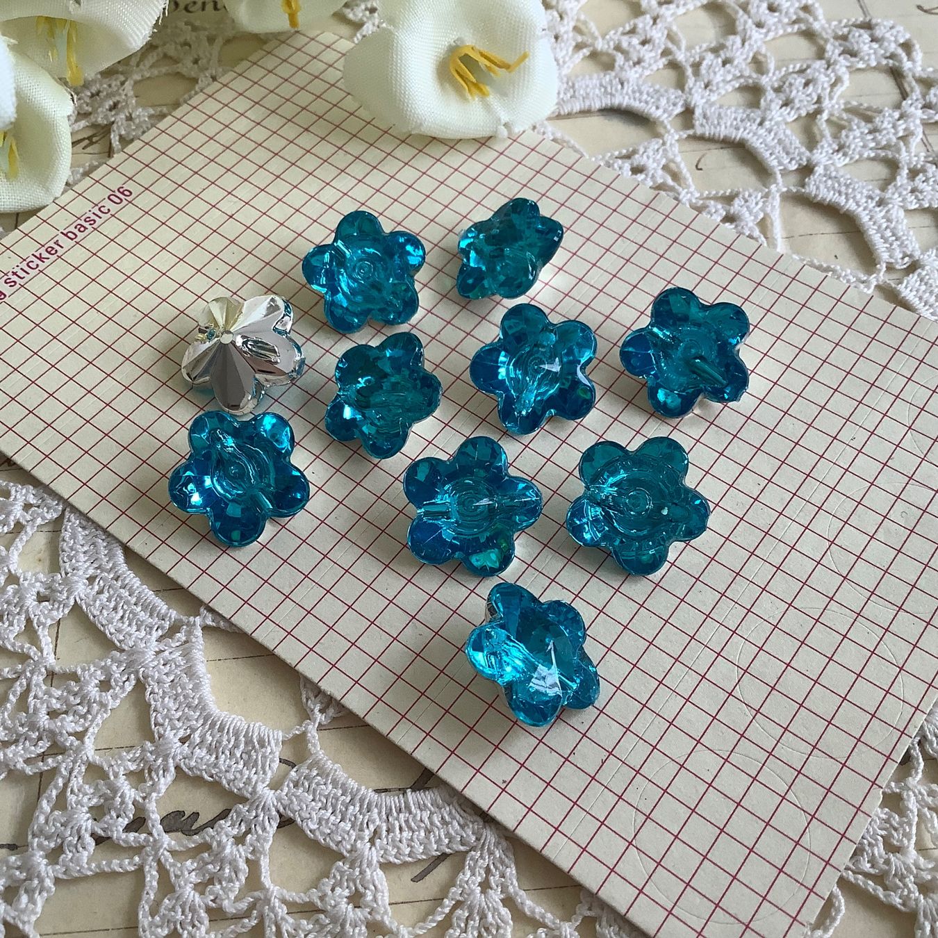 Bottoni: 10 Knopfe Perlen hell blau bleu Blumen fleurs boutons perles – Nuovo (secondo la descrizione) da Meyrin venduto da laservette99