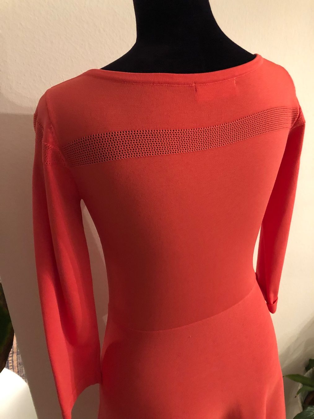 Kleider: Wunderschönes korallenfarbenes Strickkleid, Grösse 36 – Neu (gemäss Beschreibung) aus Arlesheim von leyRum4.5 5