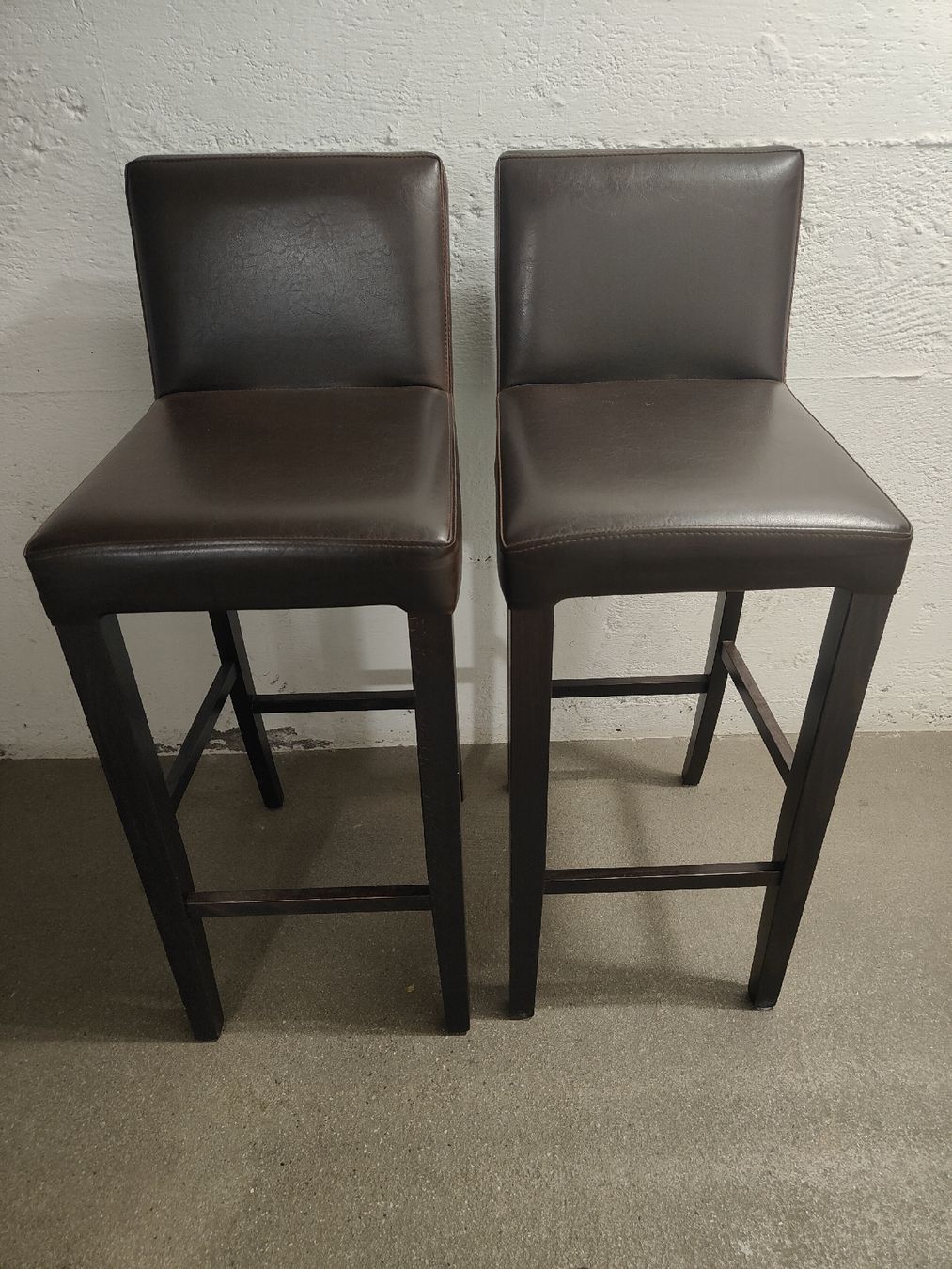 Set di tavolo e panche: Bartisch und 5 Barhocker  – Usato da chur venduto da Hmars 6
