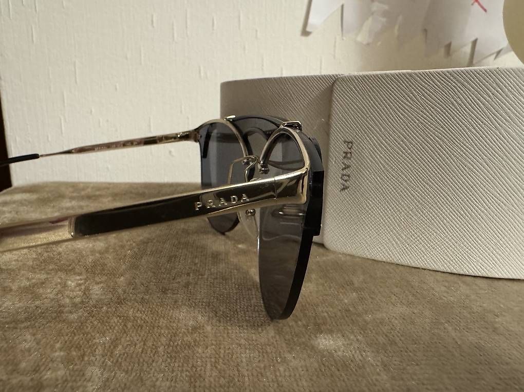 Prada Occhiali & Lenti: Prada Sonnen Brille – Nuovo (secondo la descrizione) da St.Gallen venduto da tij_hm7n 1