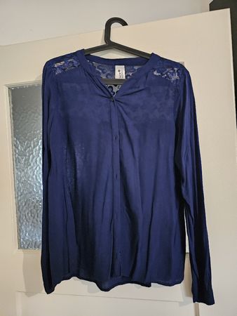Chemisier bleu foncé dentelle dos