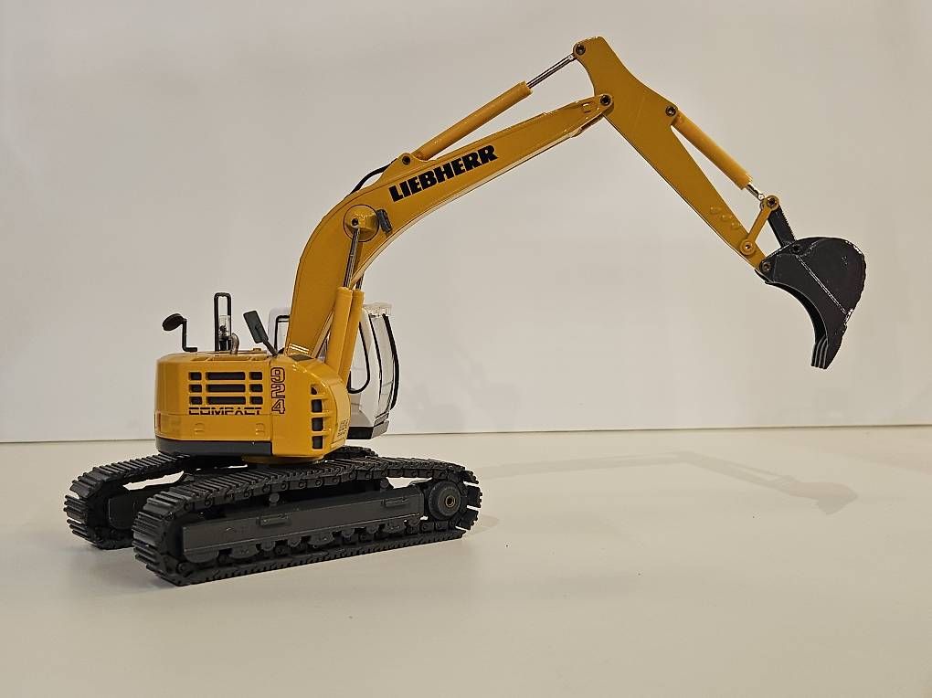 Excavateurs: Liebherr R 924 Compact Excavator – D'occasion à Wittenbach par r_e_d87p 3