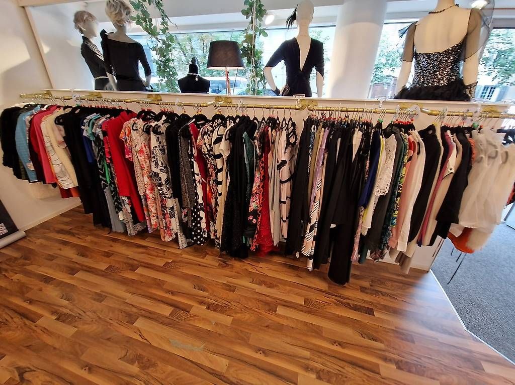 Garderobe: Kleiderstangen / Industrierohr gold – Gebraucht aus Luzern von Neela288 3