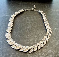 Collier couture vintage signé Trifari © – motif laurier