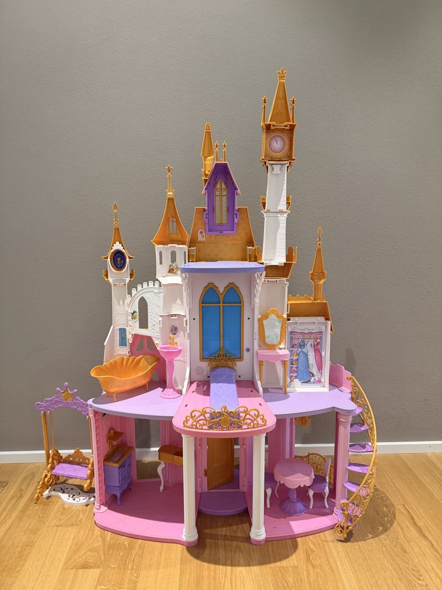 Case e mobili per bambole: Schloss, passt zu Barbie – Usato da Luzern venduto da Halkjaer 1