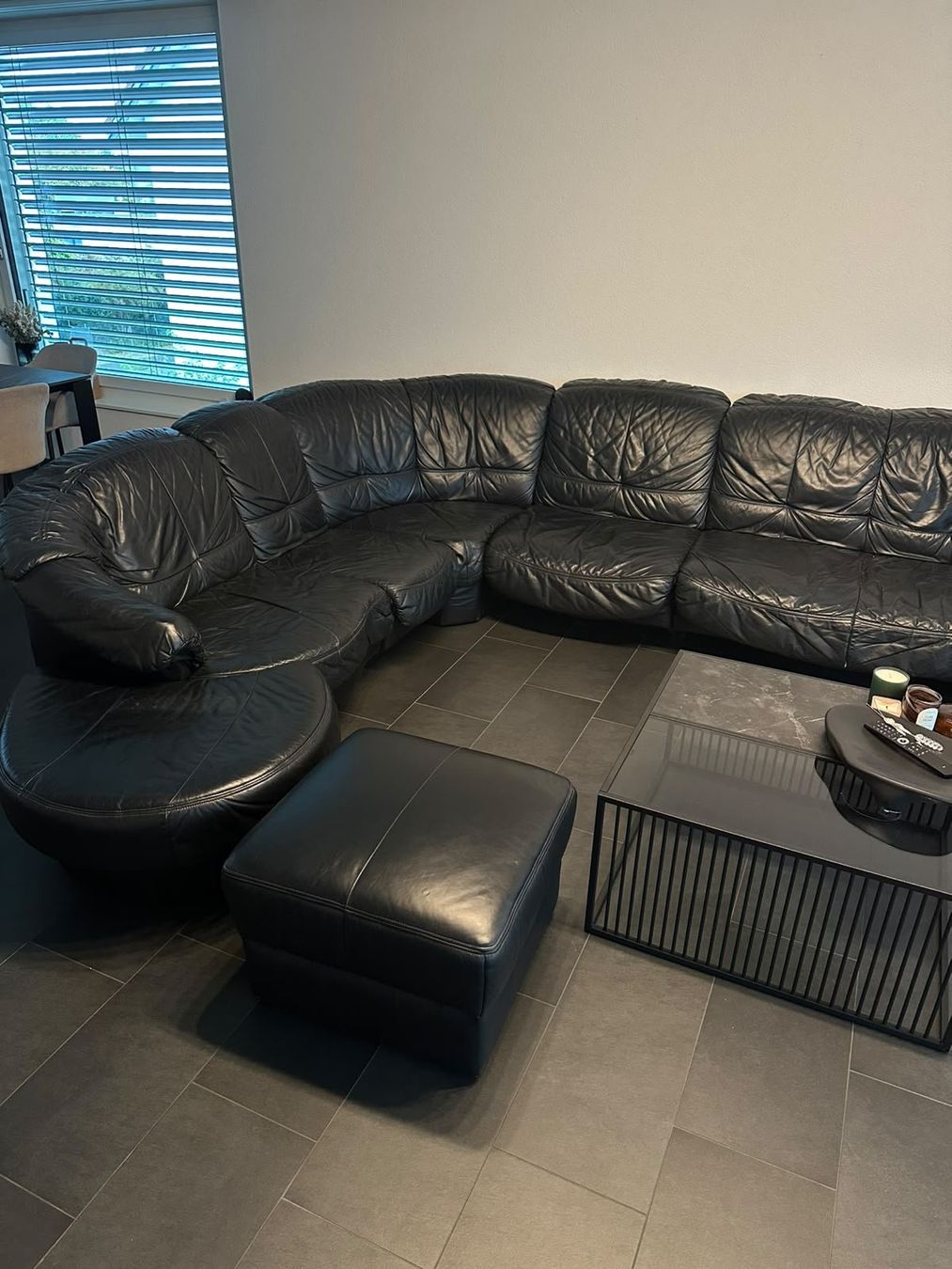 Sofas: Ledersofa schwarz mit Hocker – Gebraucht aus Eschlikon TG von lor_hp9v