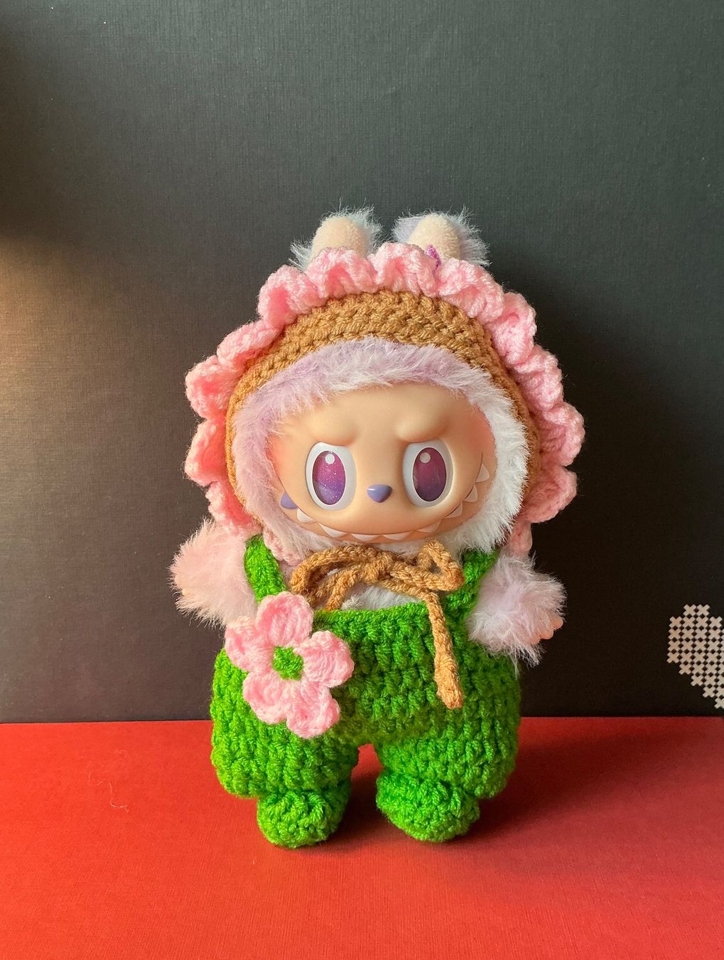 Pop Mart Statuette: Green overalls for Labubu – Nuovo (secondo la descrizione) da Airolo venduto da MomTheBraggerStudio 1