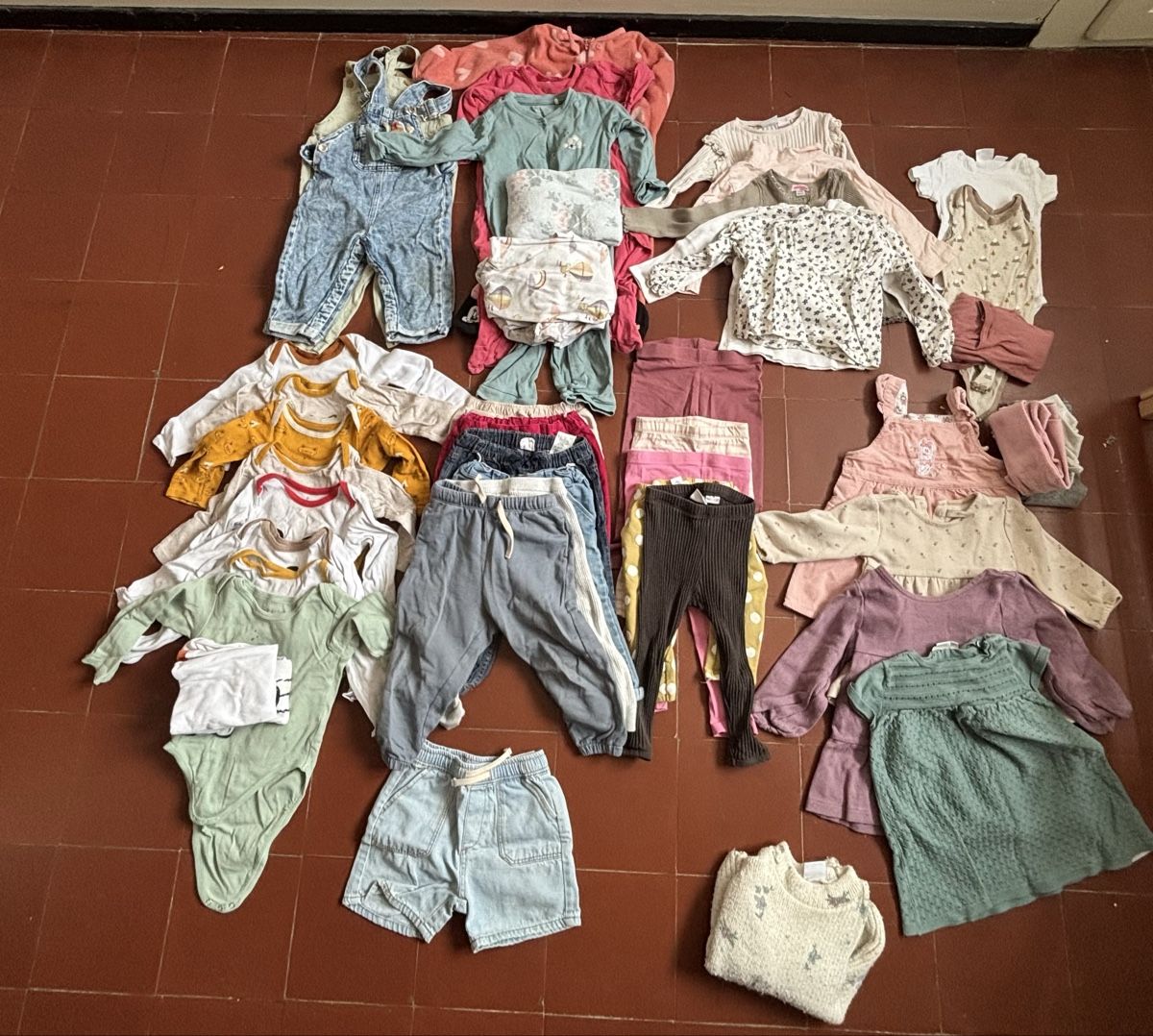 Lotti & Set di vestiti: Lot d’habits taille 86 – Usato da La Neuveville venduto da clo_p89h