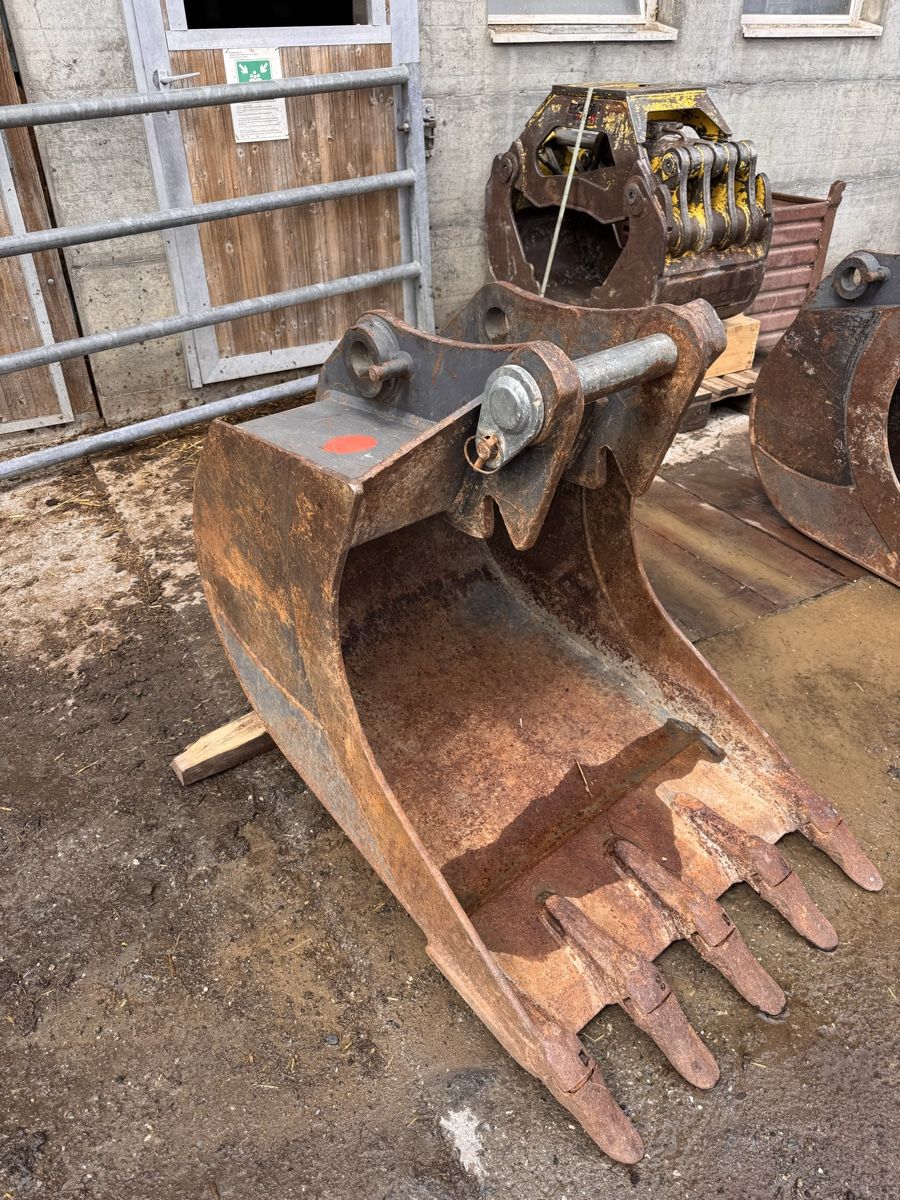 Menzi Muck Bagger: Baggerlöffel Menzi Muck – Gebraucht aus Stierva von Gl.farrer