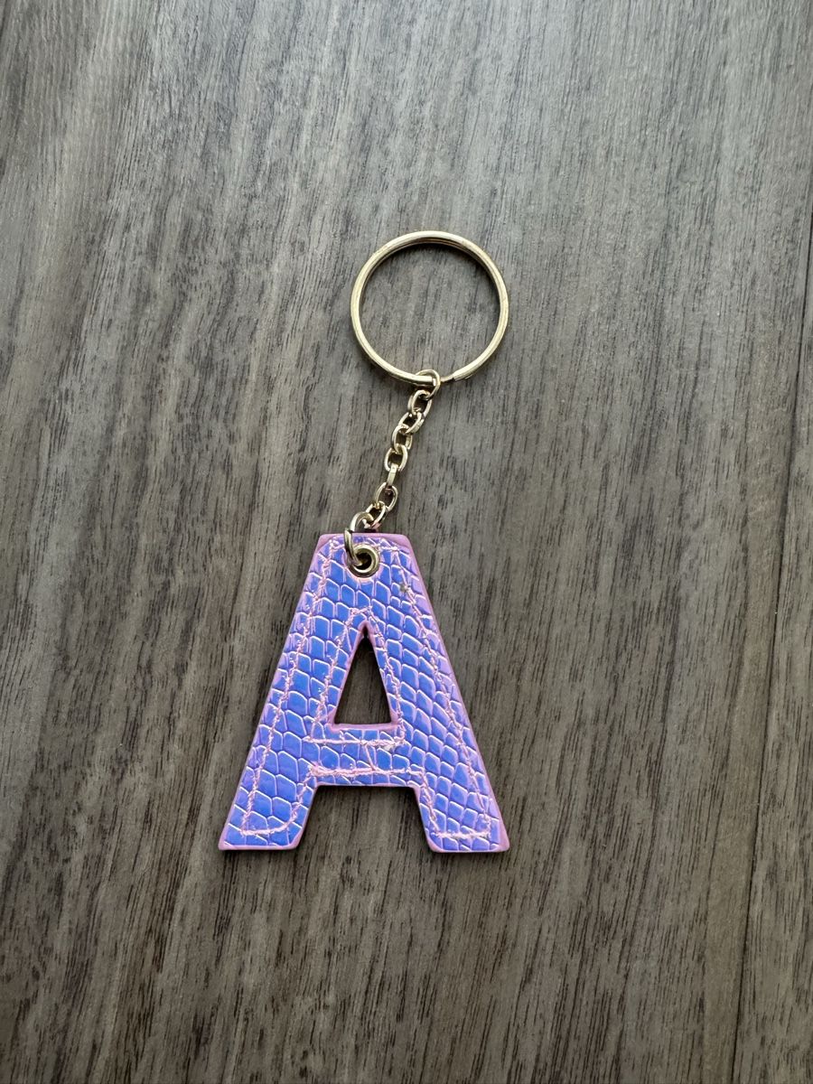 Schlüsselanhänger & - bänder: PURPLE & PINK SNAKE SKIN EFFECT KEYCHAIN💗 – Gebraucht aus Dietikon von athiinax