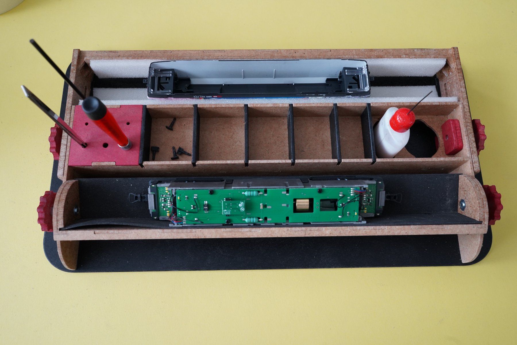 Modellini di ferrovie: Serviceliege für Spur H0 Modelle – Nuovo e nell'imballaggio originale da Bettlach venduto da Natan3 3