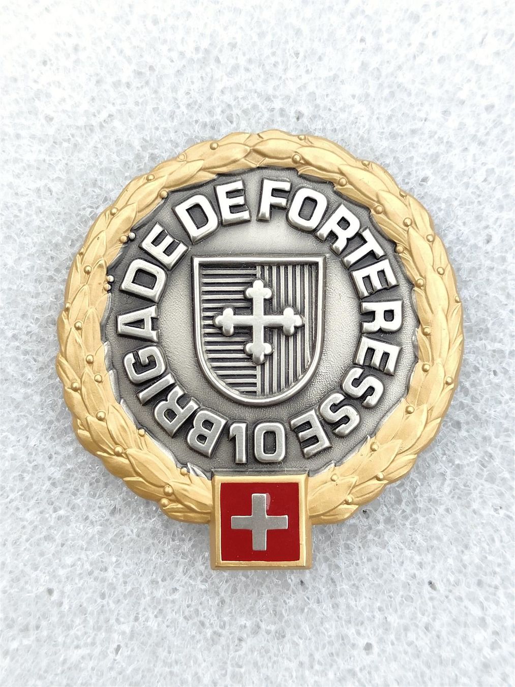 Placchette & Badge: Béretemblem Festungsbrigade 10 Goldkranz – Usato da Bauma venduto da SwissMilitaria