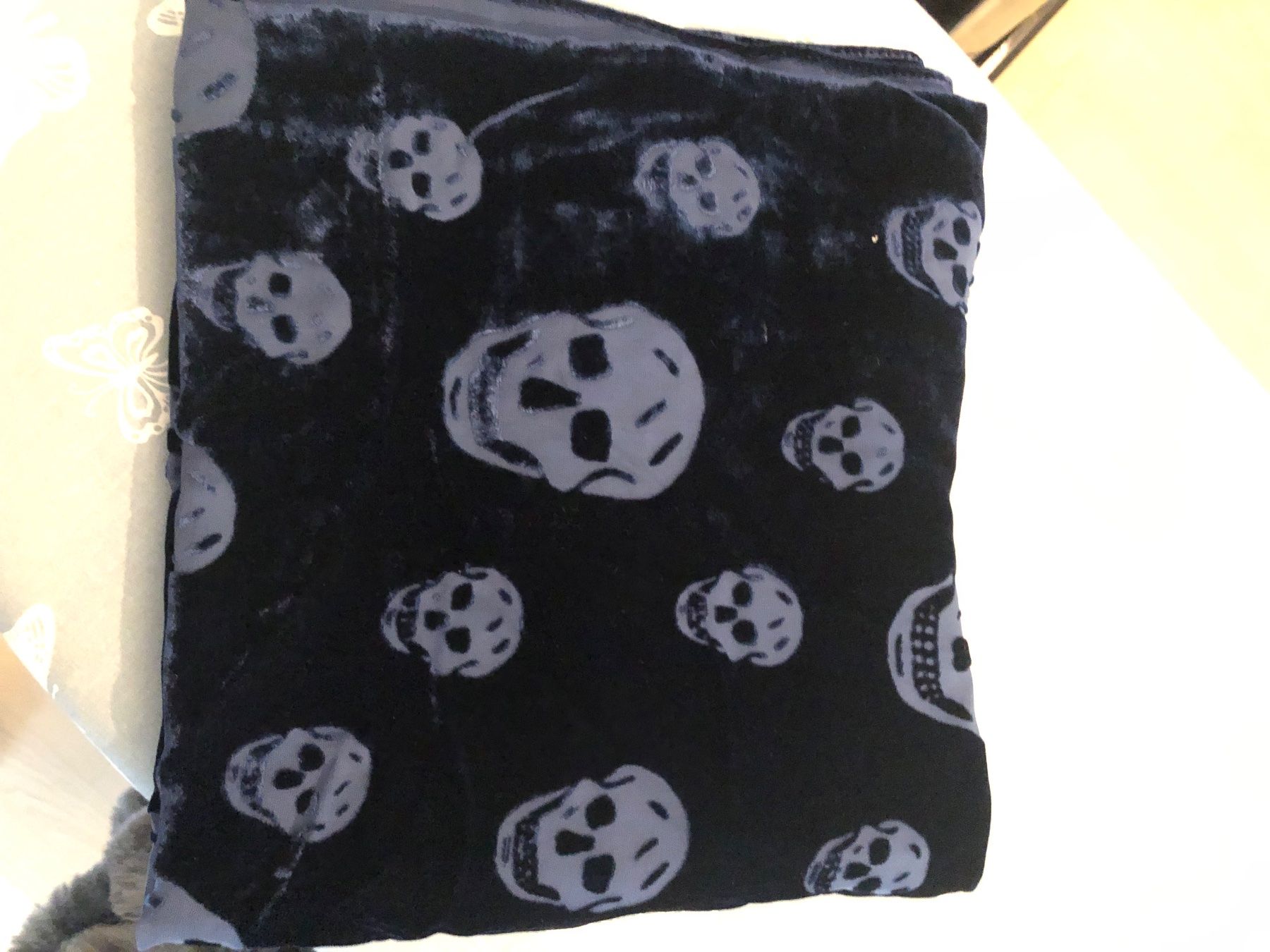 Alexander Mcqueen Foulard & Sciarpe: Alexander McQueen Tuch Original – Nuovo (secondo la descrizione) da Koblenz venduto da Ivy_Belle