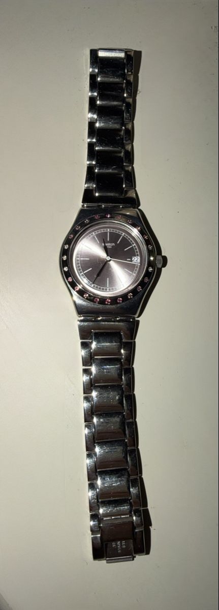 Swatch Orologi: SWATCH Uhr / Silber mit pinkfarbenen Steinen – Usato da Zürich venduto da 2ndhandzurich