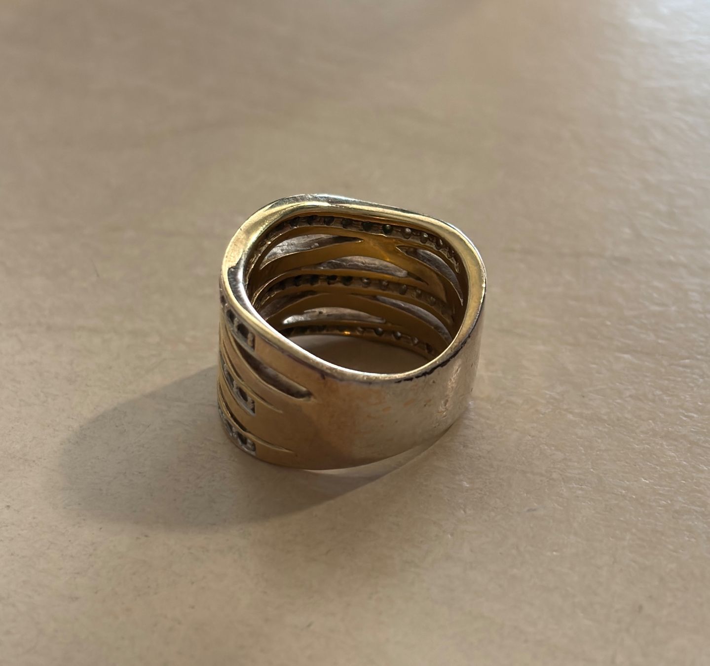 Anelli: Moderner Ring goldfarben mit Steinen, auffällig – Usato da Sonterswil venduto da whe_7yhm 2
