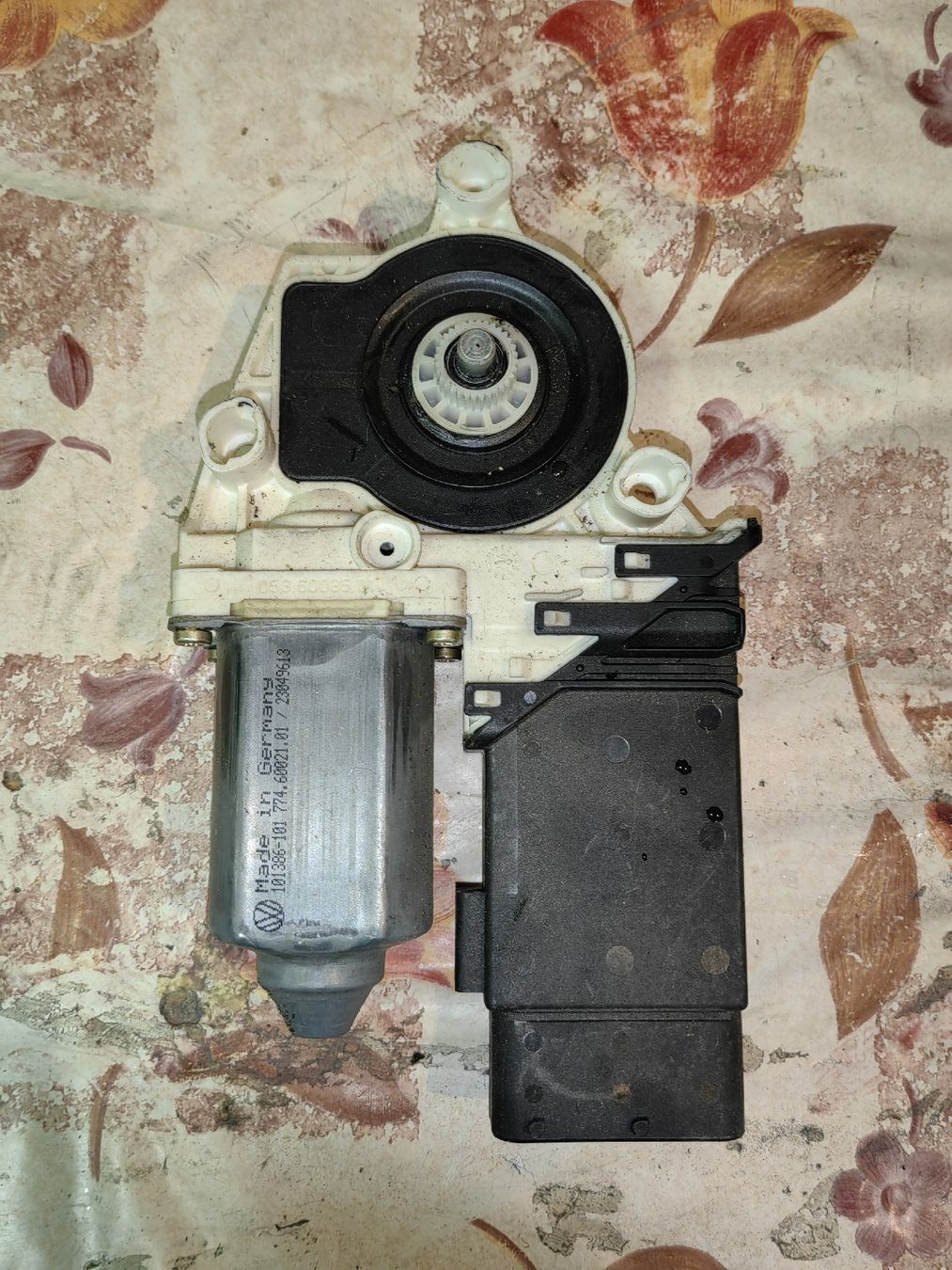 Volkswagen Tutti pezzi di ricambio auto: Moteur lève-vitre de VW Golf 4 – Usato da Fontenais venduto da Kiki_Hof_2005 1