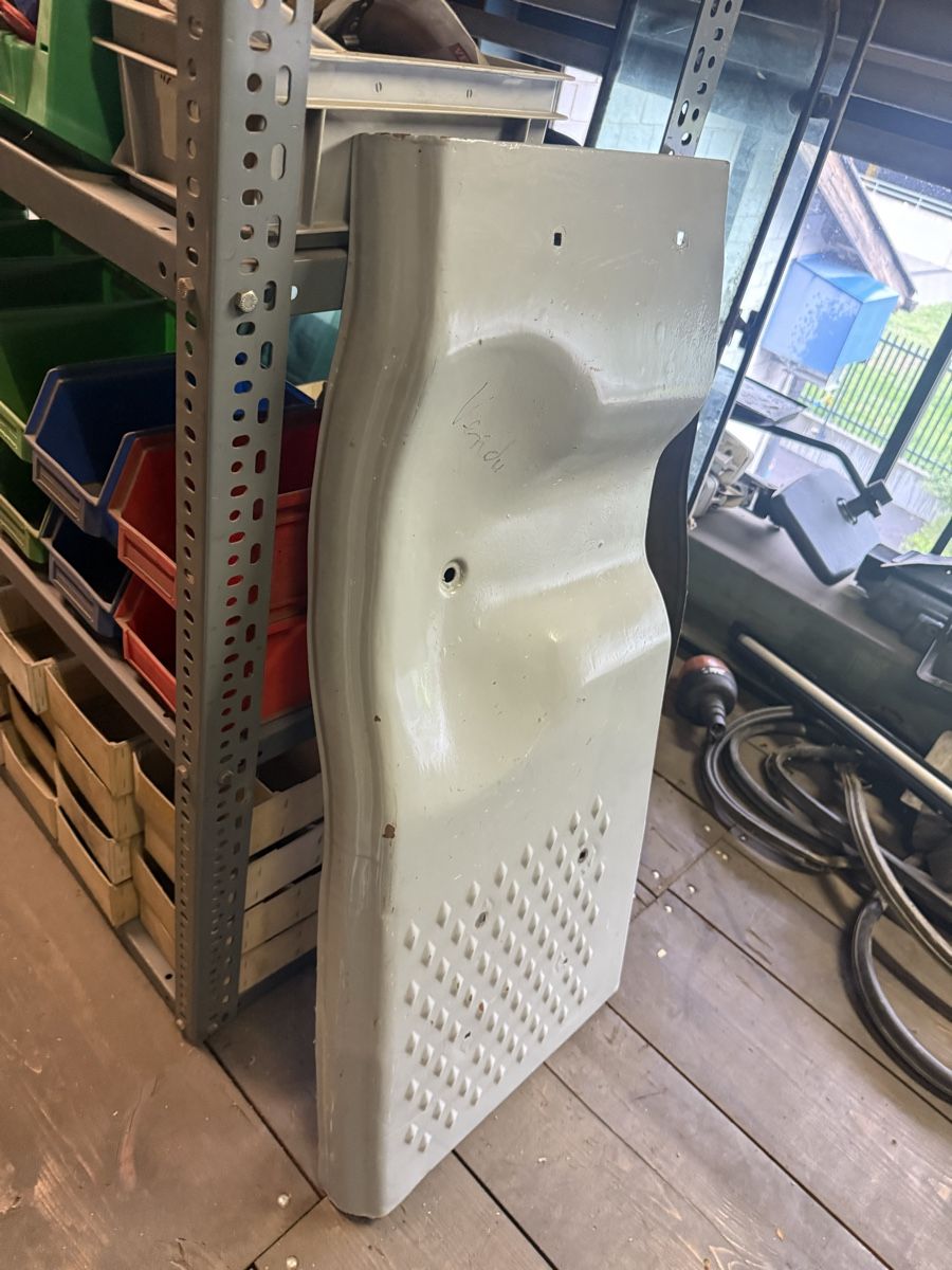 Tutti pezzi di ricambio auto: Dodge Wc Trittbrett – Usato da Bennwil venduto da Ford5600t 1