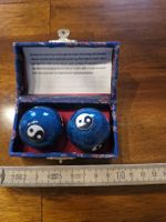 Blaue Schmuckschatulle mit Yin Yang Kugeln, neuwertig