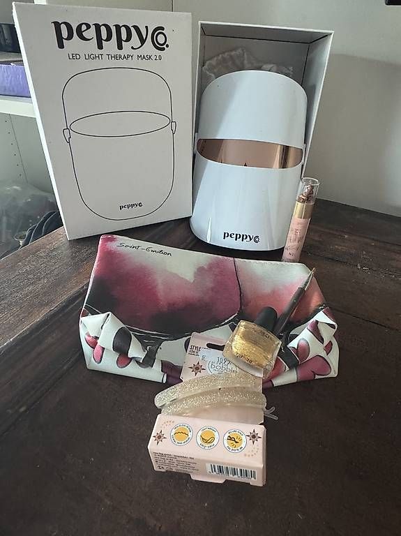 Make-up: Cosmetics and Peppy LED light Mask – Usato da Melide venduto da cla_g5fs