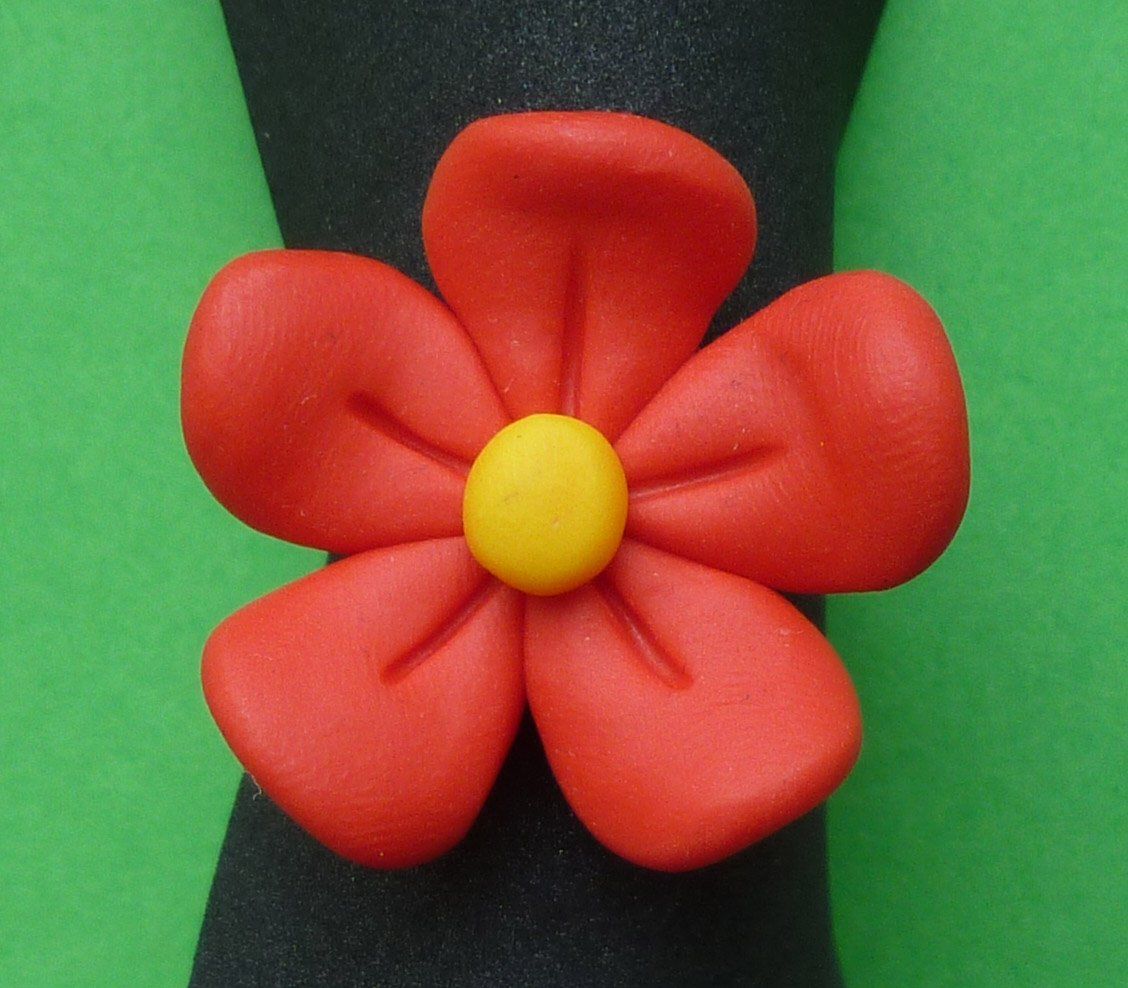 Anelli: Cooler Ring mit roter Fimoblume – Nuovo (secondo la descrizione) da St.Gallen venduto da Paddington11