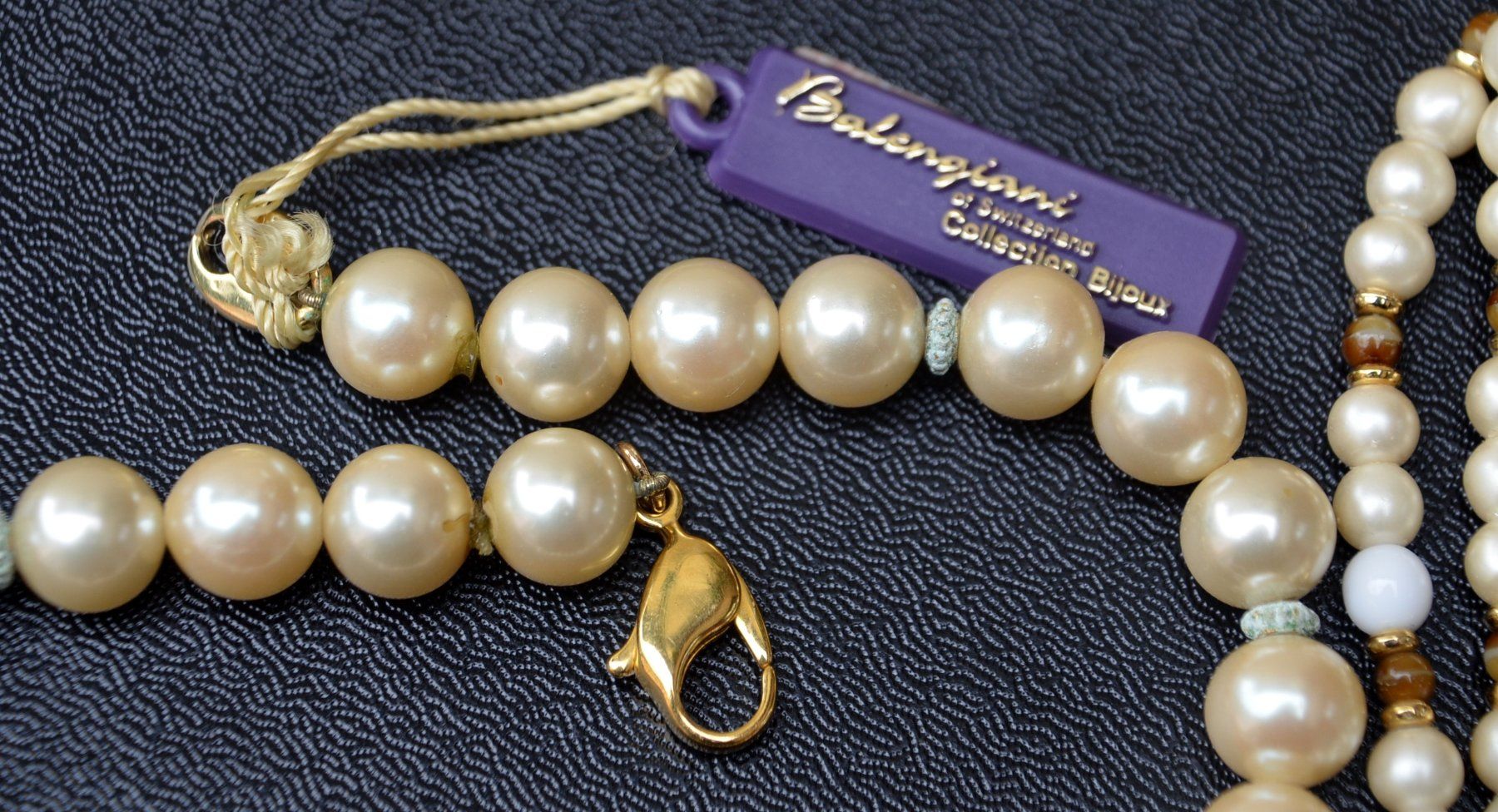 Ketten: Zwei Perlenketten / Deux colliers de perles  70's – Gebraucht aus Collonges von Auganien 2