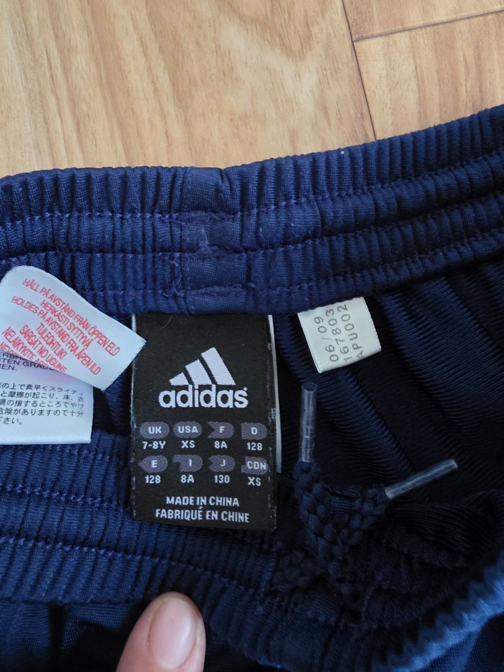 Adidas Scarpe, pantaloni & magliette da ginnastica: Trainerhose Adidas blau Gr 128 – Usato da Gunzwil venduto da siijaa 2