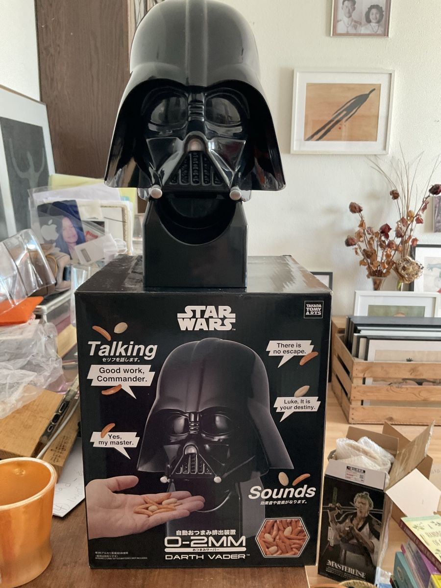 Jouets: Star Wars Darth Vader Snack Dispenser Talking – D'occasion à St. Gallen par accessoriella