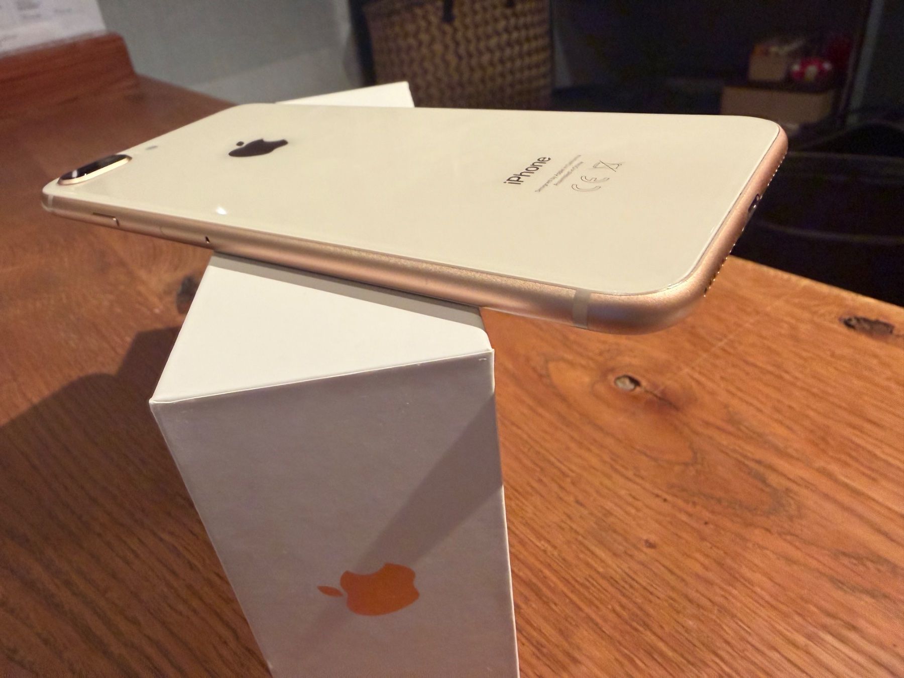 Apple Telefoni cellulari / Smartphones: iPhone 8 Plus mit 256 GB Gold, ohne Kratzer – Usato da Frauenfeld venduto da Flomarket 2