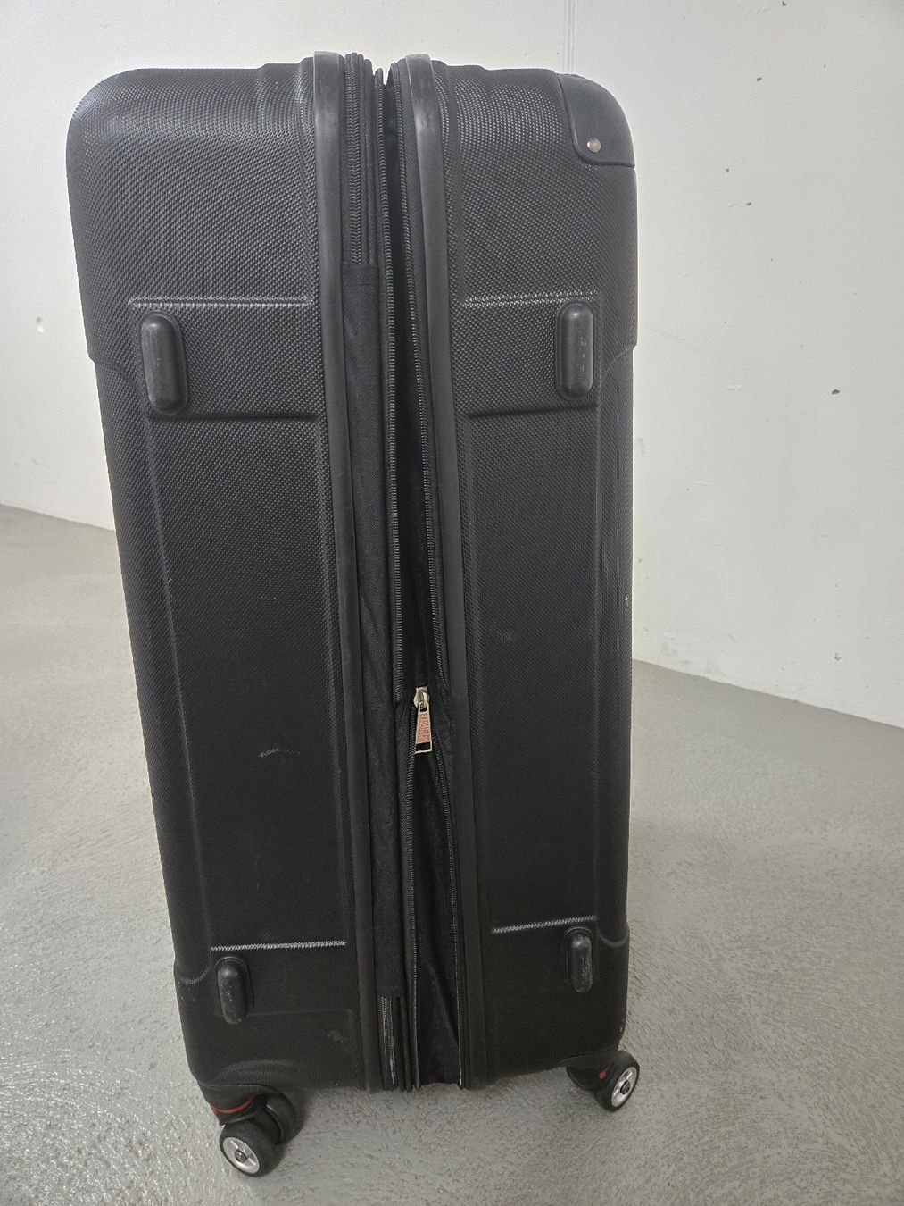 Reisekoffer: Black hard shell suitcase – Neu (gemäss Beschreibung) aus Aesch BL von mun_jm7v 1