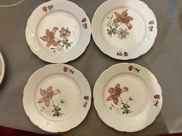 4 sehr schöne Teller mit Blumendekor