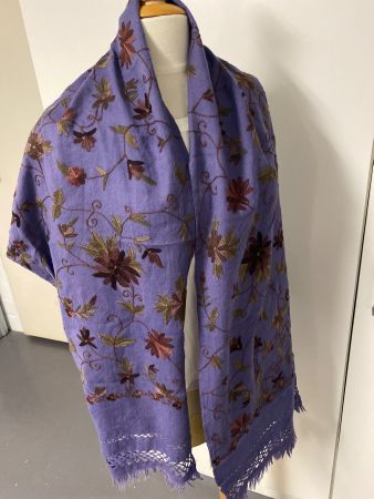 Wollschal Viola, bestickt mit braun und oliven Blumenranken.