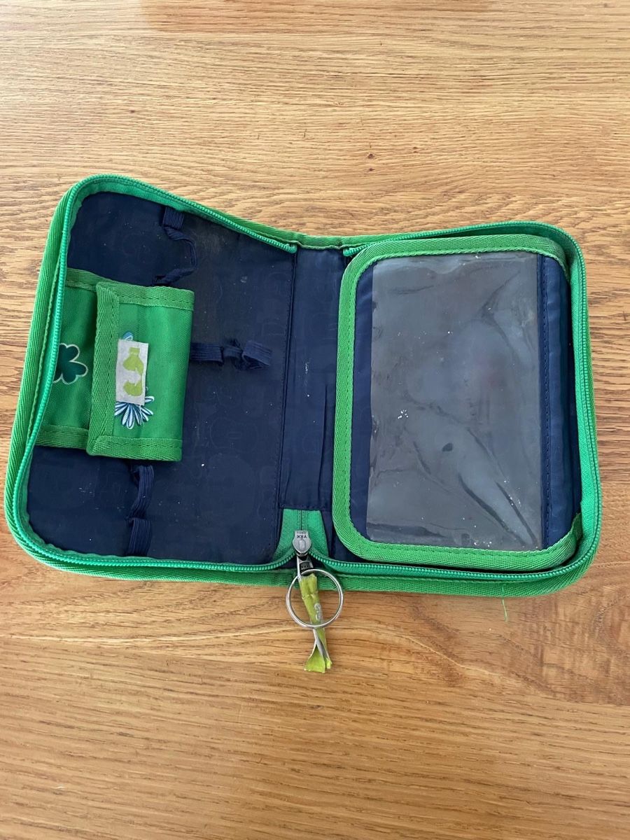 Plumiers: Etui Ergobag grün mit Blumen und Punkten – D'occasion à Hombrechtikon par baersandro 2