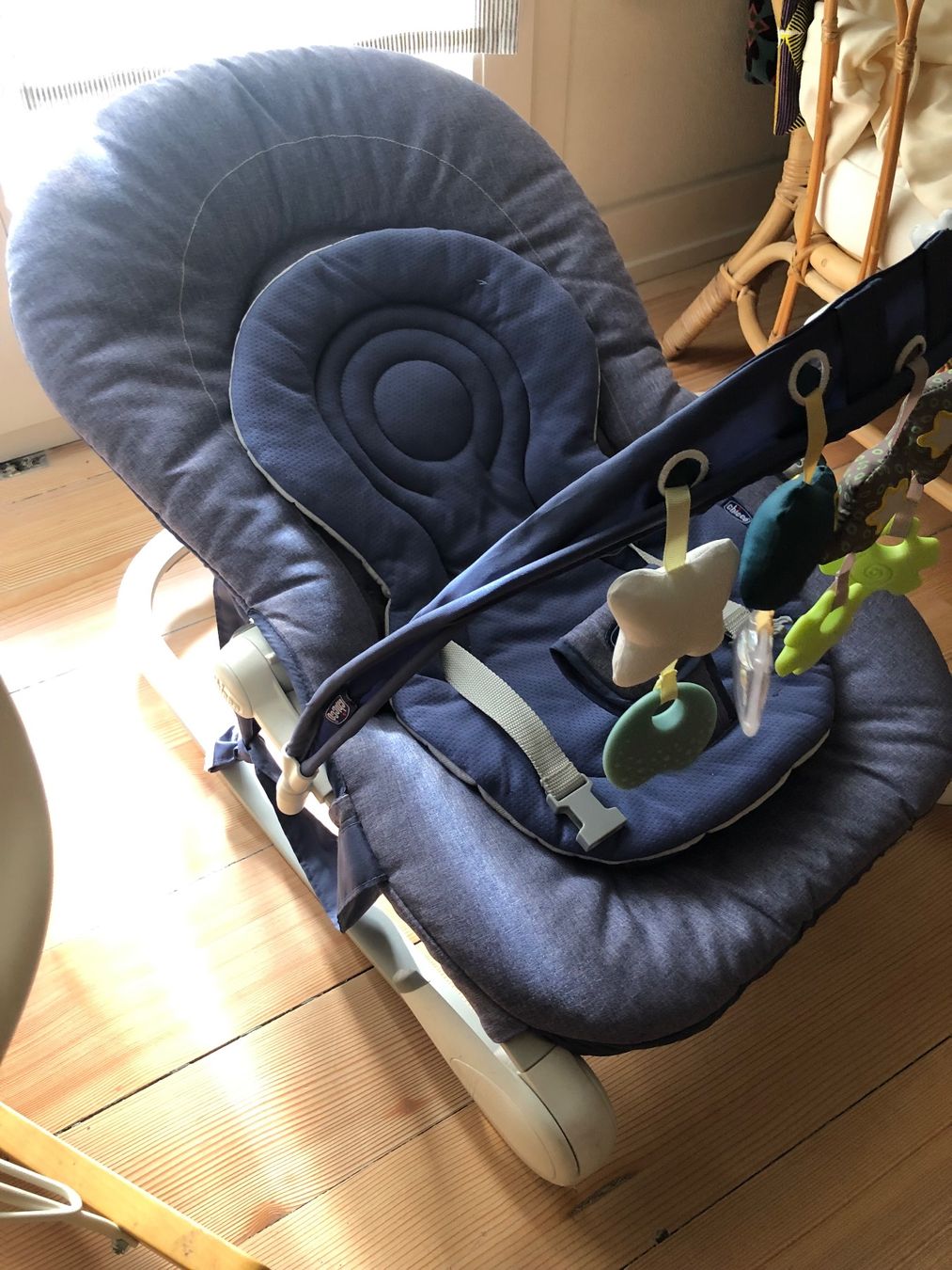 Chicco Sdraiette & Sdraiette a dondolo: Chicco Babywippe blau mit Spielbogen – Usato da Basel venduto da emanname 1