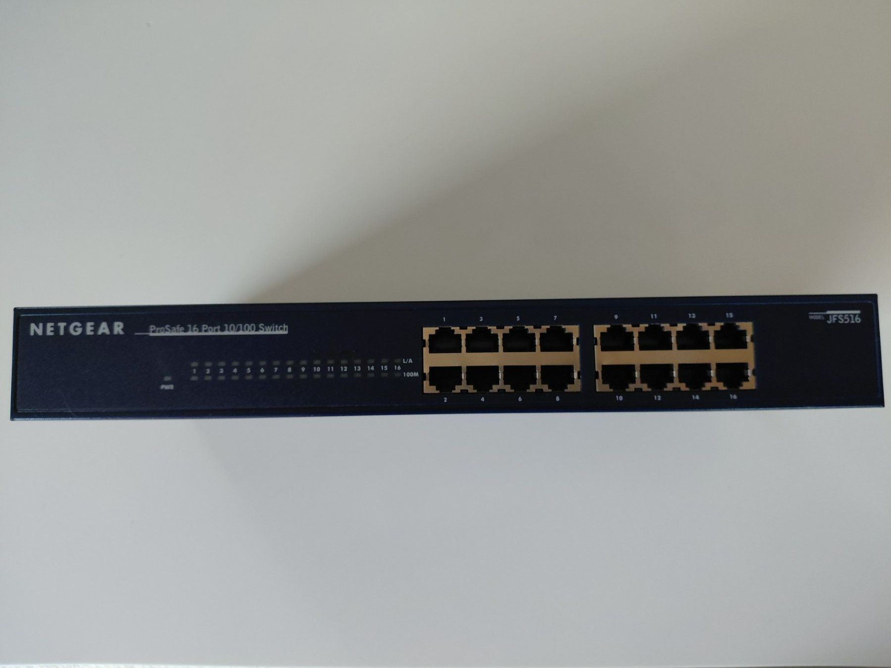 Hub & Switch: Switch NETGEAR Pro Safe - 16 Port - JF 5516 – Usato da Renan BE venduto da Epicurien0017