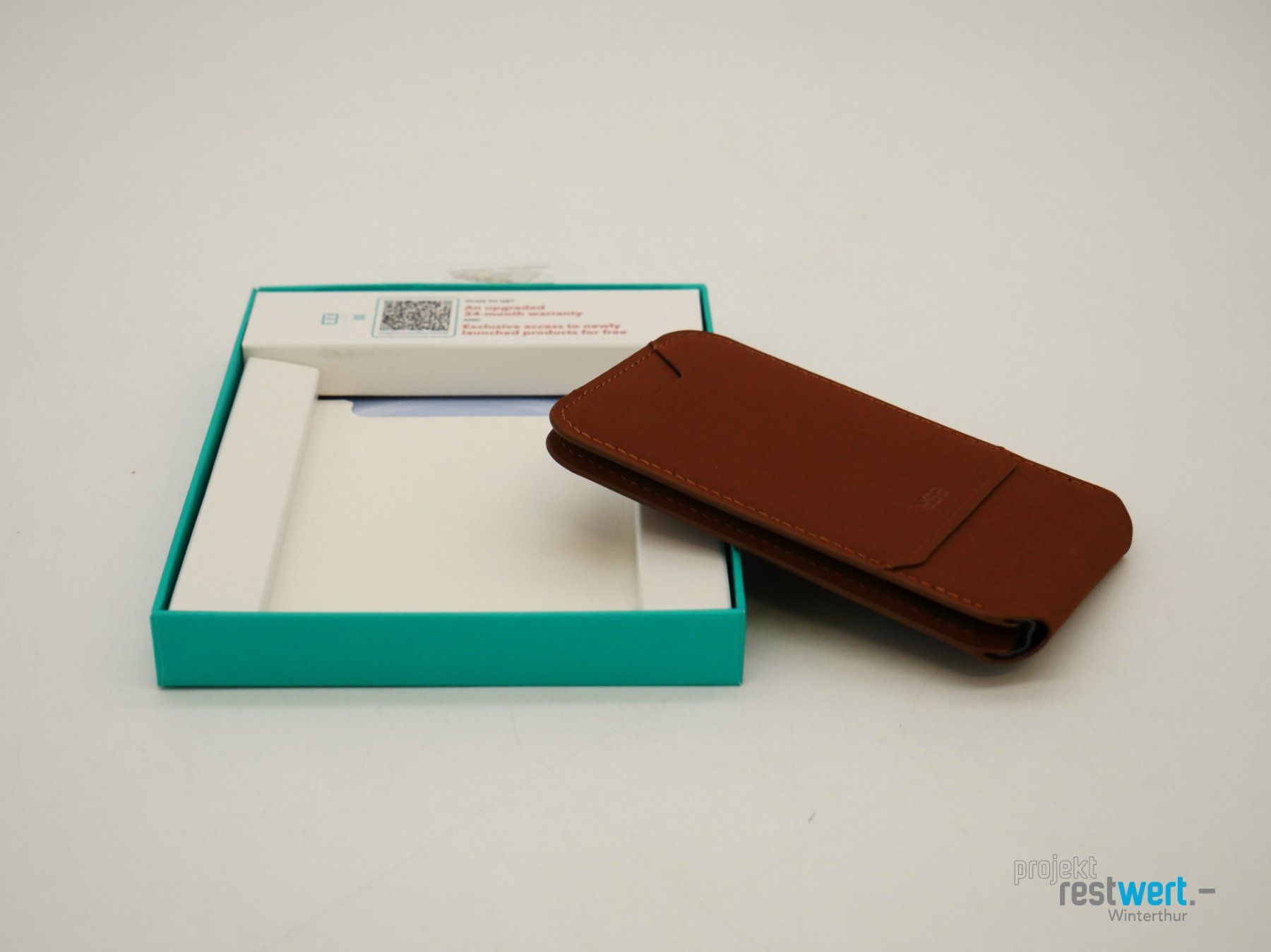 Brieftaschen: ESR HaloLock Magnet-Geldbörse mit Standfunktion – Neu (gemäss Beschreibung) aus Winterthur von Restwert_Winterthur 4