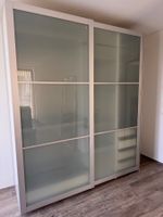 IKEA PAX Kleiderschrank mit Milchglas-Schiebetüren