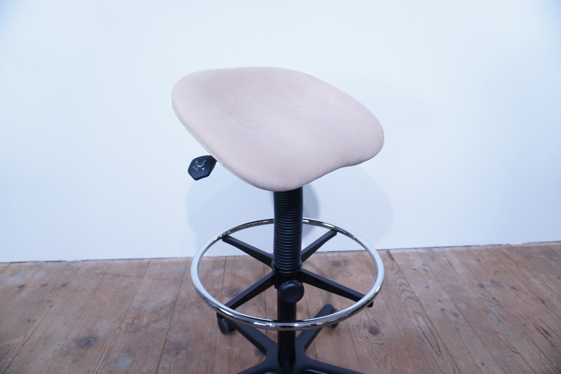 Sedie: Anatom Silya Hocker Arbeitsstuhl Hochstuhl Microfaser beige – Usato da Bad Zurzach venduto da QLASSIQ 6