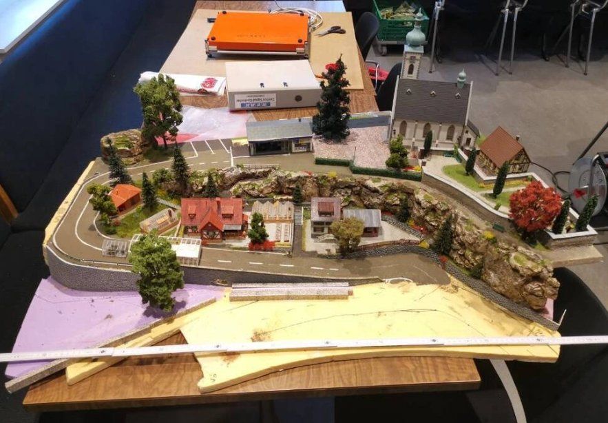 Faller Modellini di ferrovie: Modul - Strasse mit Kirche und Friedhof – Usato da St. Margrethen SG venduto da tribeli98