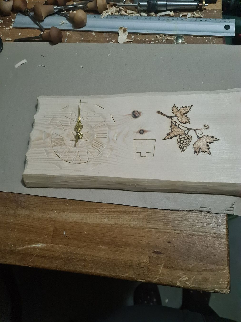 Articoli in legno: arvenuhr geschnitzt,traube – Nuovo (secondo la descrizione) da Siebnen venduto da Holzwork75