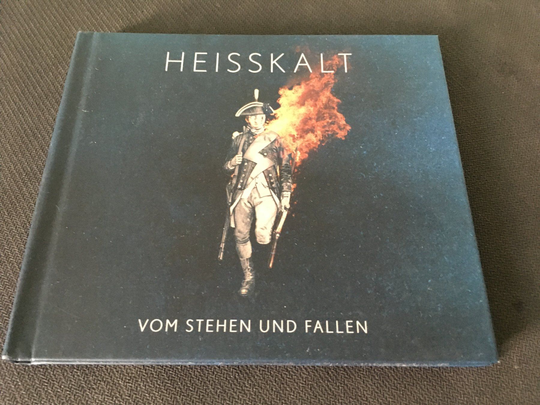 CD: Heisskalt - Vom Stehen und Fallen -CD- Digipak – Usato da St.Gallen venduto da MedienJoe