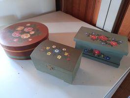 Handgemalte Schatulle im Vintage-Stil mit Blumenmotiv – ein 
