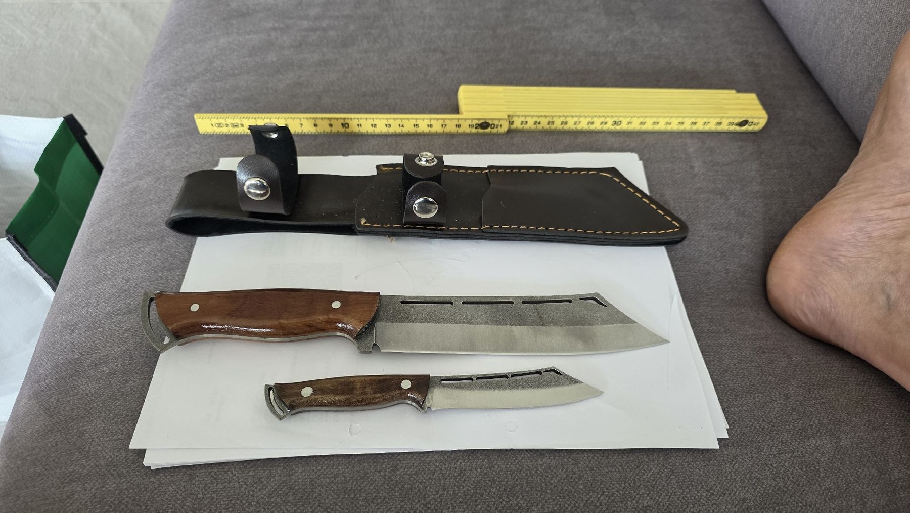 Accessori: Handgefertigtes Messer-Set mit Lederscheide  – Nuovo e nell'imballaggio originale da St. Margrethen SG venduto da Duezenli61